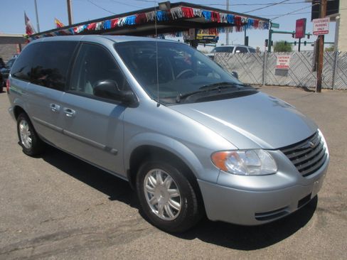Used 2005 Chrysler Town & Country Limited FWD image 13