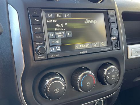 Used 2017 Jeep Compass Latitude image 4