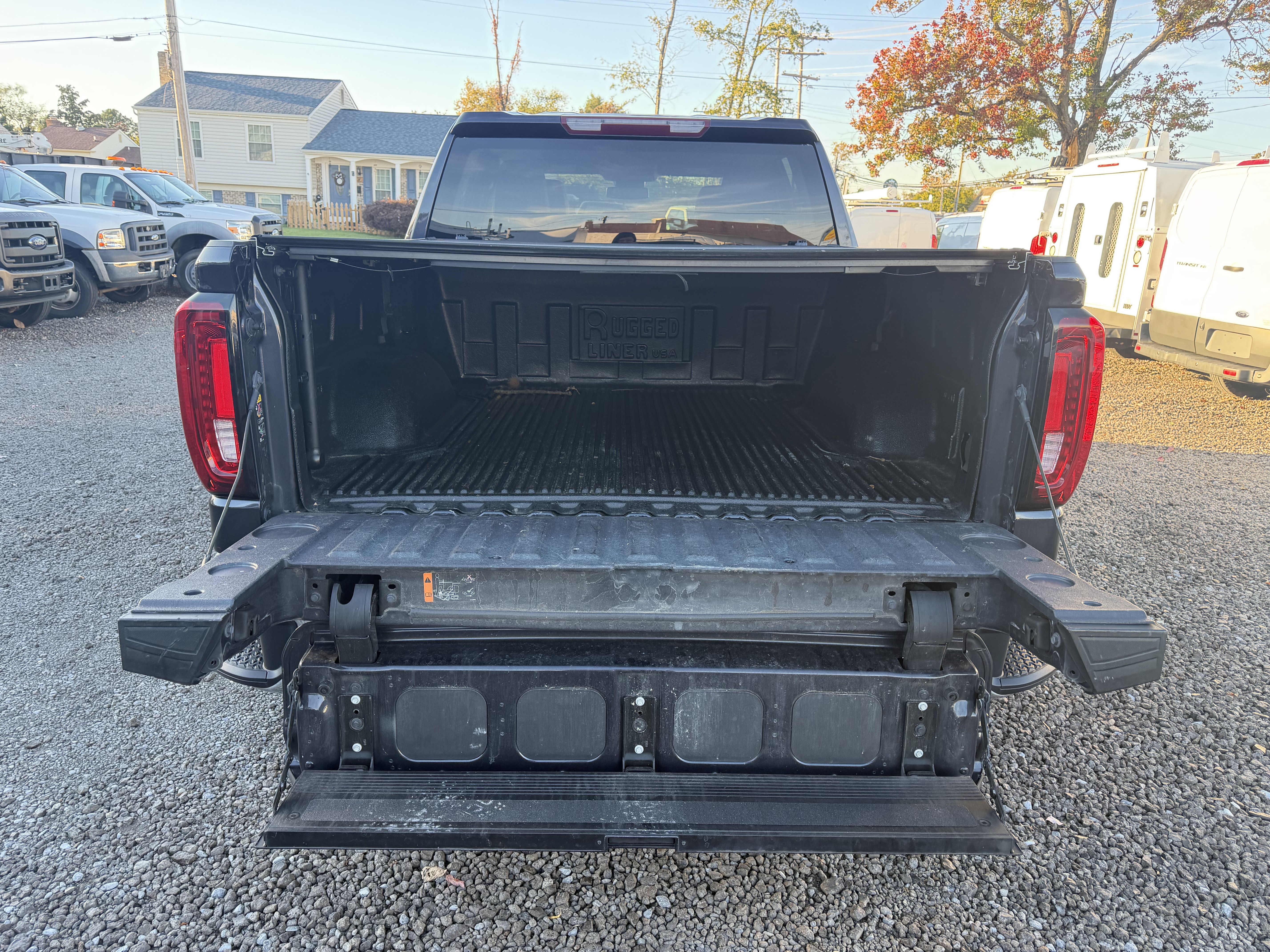 Used 2025 GMC Sierra 1500 2WD Crew Cab SLT image 9
