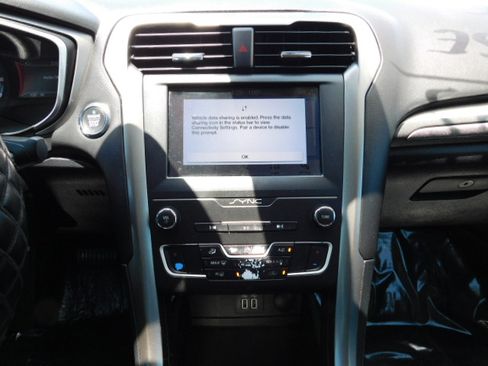 Used 2019 Ford Fusion SE FWD image 14