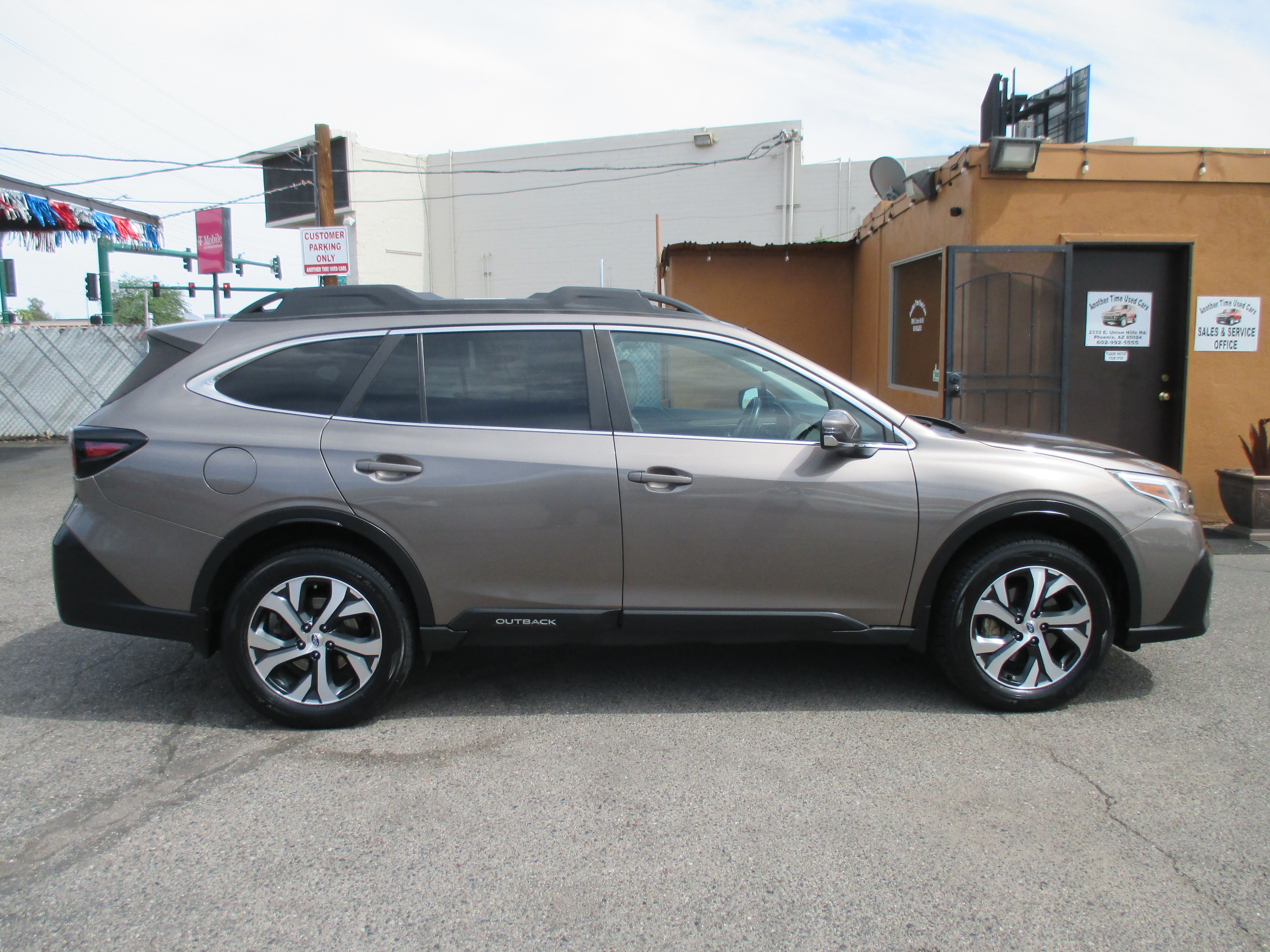 Used 2021 Subaru Outback Limited w/ Tech Package 2 AWD/4WD image 2
