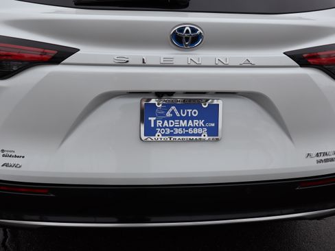 Used 2024 Toyota Sienna Platinum image 12