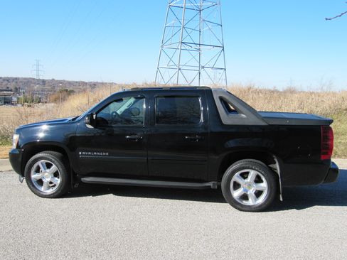 Used 2008 Chevrolet Avalanche LTZ image 3