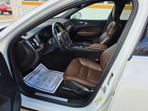 Used 2021 Volvo XC60 T5 Momentum image 6