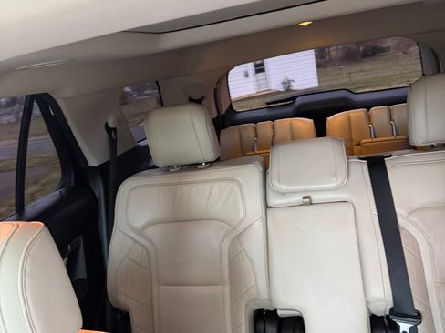 Used 2016 Ford Explorer Platinum image 11