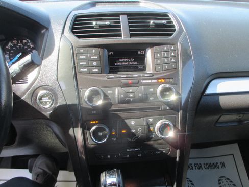 Used 2017 Ford Explorer 4WD XLT image 6