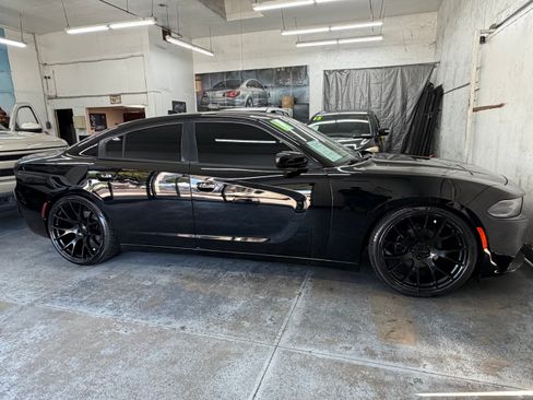Used 2016 Dodge Charger SXT RWD image 2