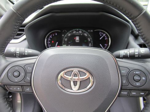 Used 2019 Toyota RAV4 Limited image 12