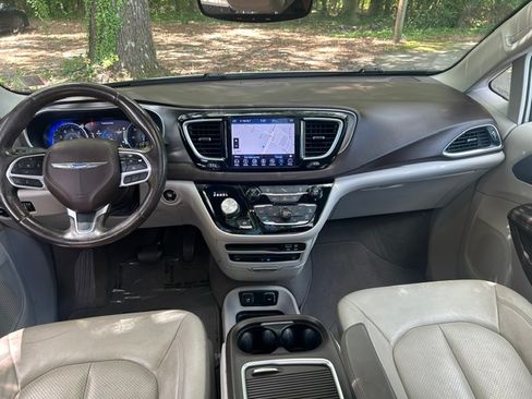 Used 2019 Chrysler Pacifica Touring-L Plus FWD image 19