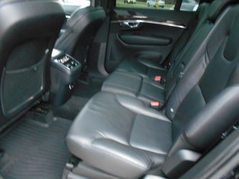 Used 2017 Volvo XC90 T6 Momentum image 9