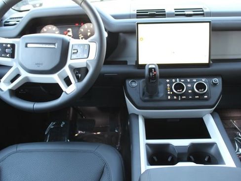 Used 2025 Land Rover Defender 110 S image 4