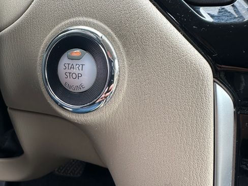 Used 2017 Nissan Pathfinder SV image 41