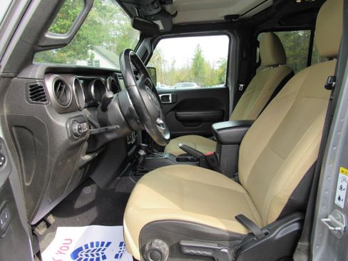Used 2020 Jeep Gladiator Sport image 17
