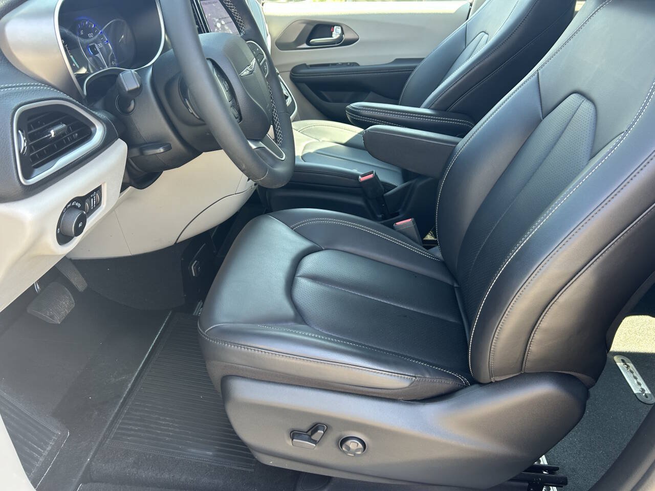 Used 2023 Chrysler Pacifica Touring-L FWD image 18