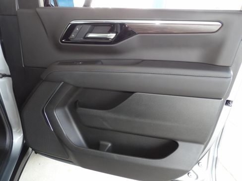 Used 2025 Chevrolet Suburban Z71 image 26