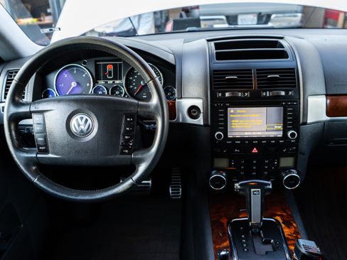 Used 2006 Volkswagen Touareg V10 TDI image 50