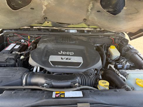 Used 2014 Jeep Wrangler Unlimited Sahara image 15