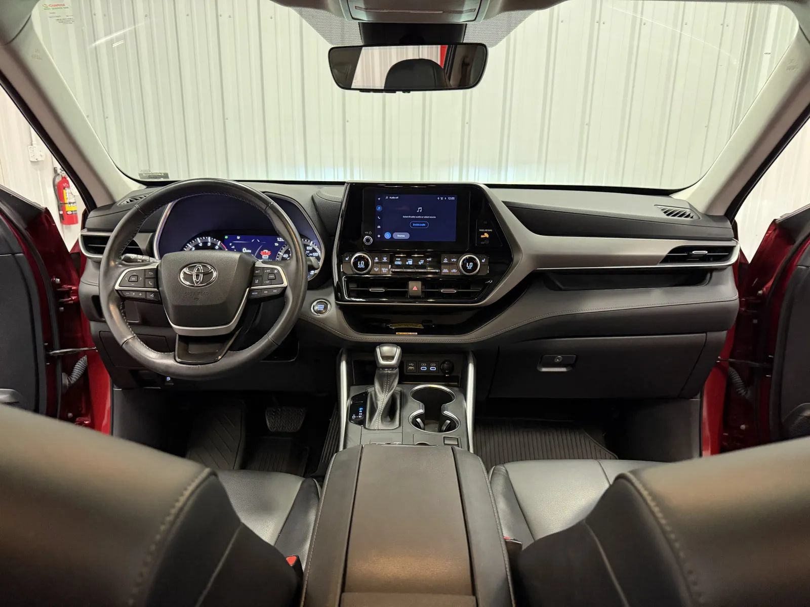 Used 2023 Toyota Highlander XLE FWD image 30