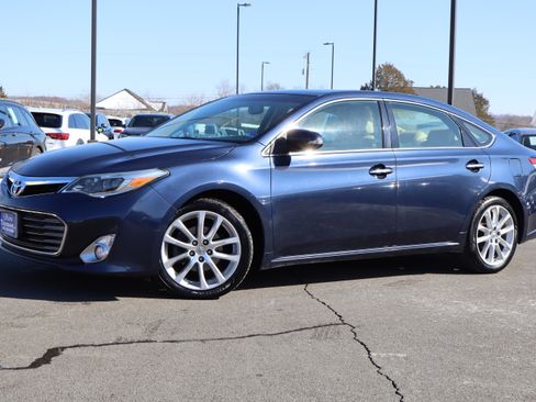 Used 2015 Toyota Avalon Limited image 2