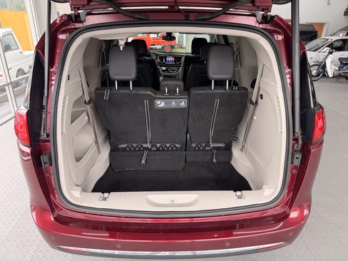 Used 2017 Chrysler Pacifica Touring-L Plus image 17