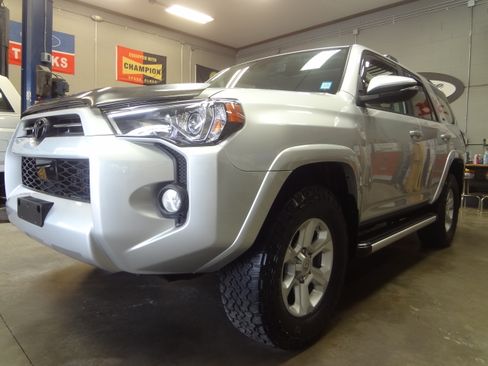 Used 2020 Toyota 4Runner SR5 Premium image 3