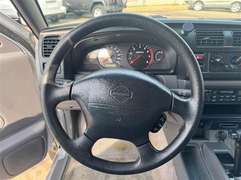 Used 2000 Nissan Frontier SE image 10