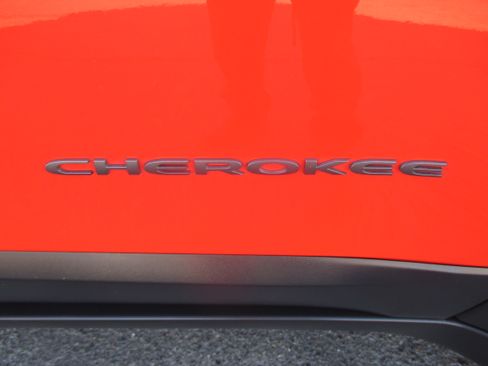 Used 2021 Jeep Cherokee 4WD Trailhawk image 18