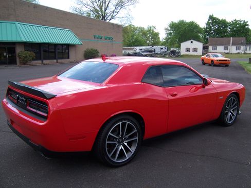 Used 2023 Dodge Challenger R/T RWD image 3