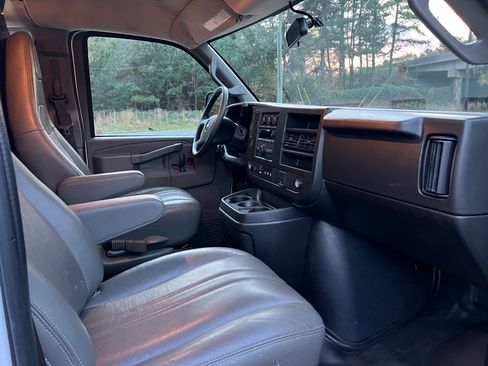 Used 2023 Chevrolet Express 2500 image 12