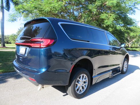 Used 2025 Chrysler Pacifica Select image 15