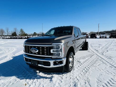 Used 2023 Ford F350 Lariat image 2