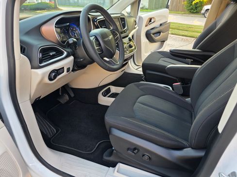 Used 2022 Chrysler Voyager LX image 11