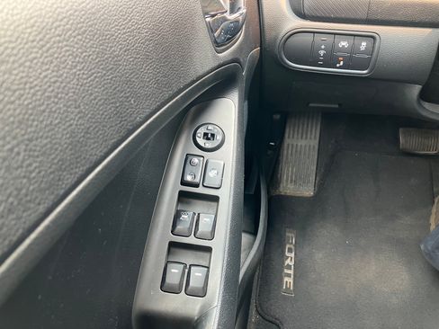 Used 2018 Kia Forte Sedan FWD image 11