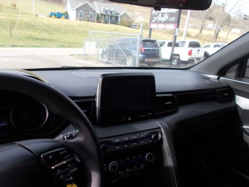 Used 2020 Hyundai Veloster image 8