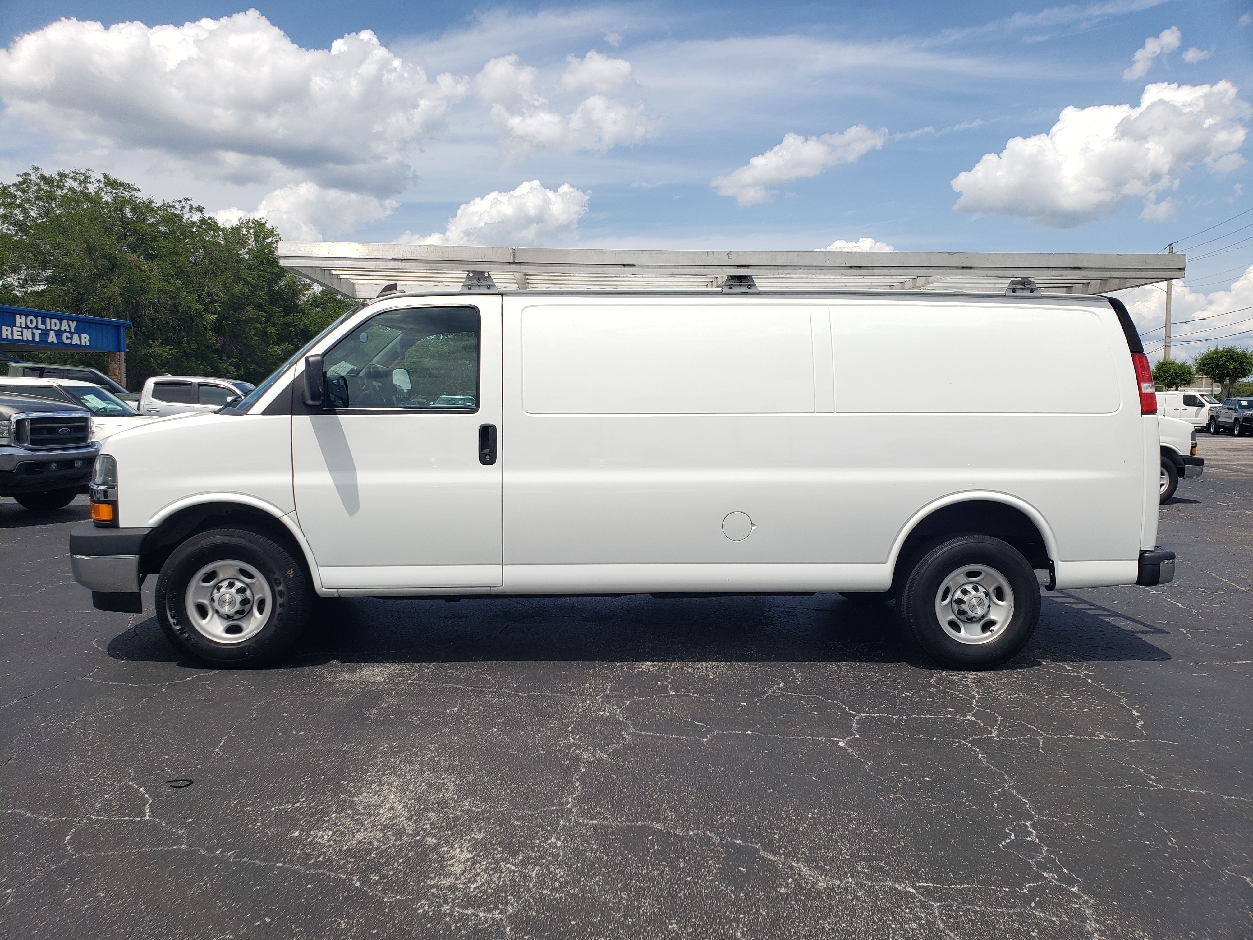 Used 2022 Chevrolet Express 3500 Extended RWD image 2