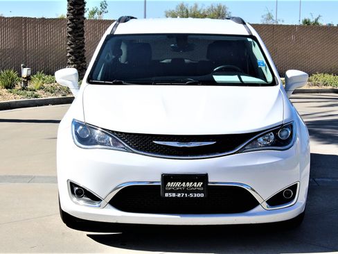 Used 2017 Chrysler Pacifica Touring-L image 6