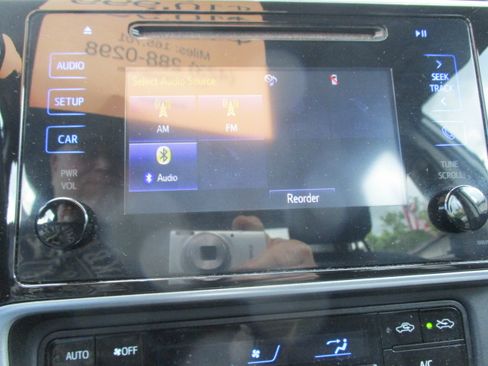Used 2018 Toyota Corolla LE FWD image 32