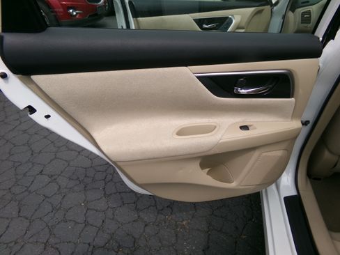 Used 2013 Nissan Altima SV FWD image 15