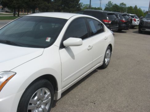 Used 2011 Nissan Altima Sedan FWD image 1