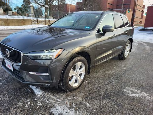 Used 2022 Volvo XC60 B5 Momentum image 2