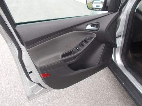 Used 2014 Ford Focus SE Sedan FWD image 5