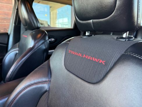 Used 2017 Jeep Cherokee Trailhawk AWD/4WD image 21