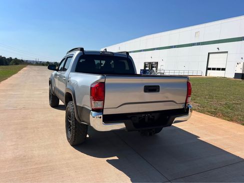 Used 2016 Toyota Tacoma TRD Off-Road image 7