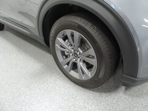 Used 2023 Ford Explorer XLT image 12