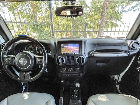 Used 2018 Jeep Wrangler Arctic image 8