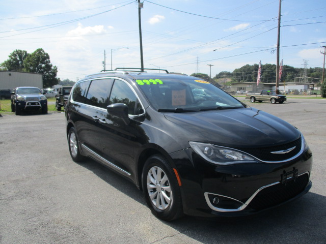 Used 2018 Chrysler Pacifica Touring-L FWD image 4
