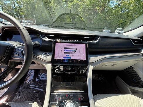 Used 2022 Jeep Grand Cherokee Overland image 11