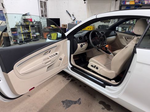 Used 2015 Volkswagen Eos Komfort image 2