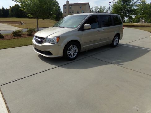Used 2016 Dodge Grand Caravan SXT FWD image 1