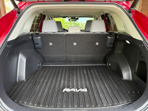 Used 2022 Toyota RAV4 AWD XLE Premium image 18